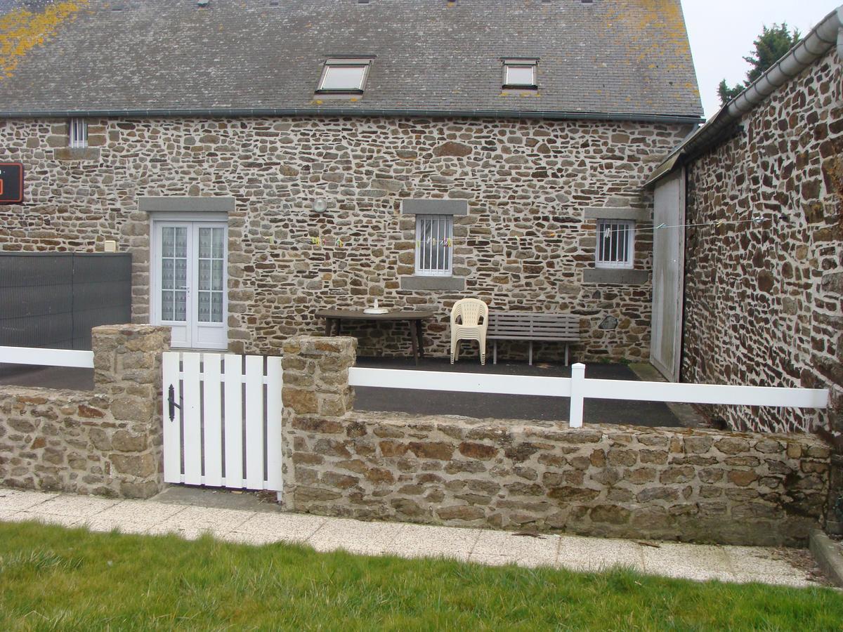 Chambres D'Hotes Le Petit Angle Saint-Broladre Екстериор снимка
